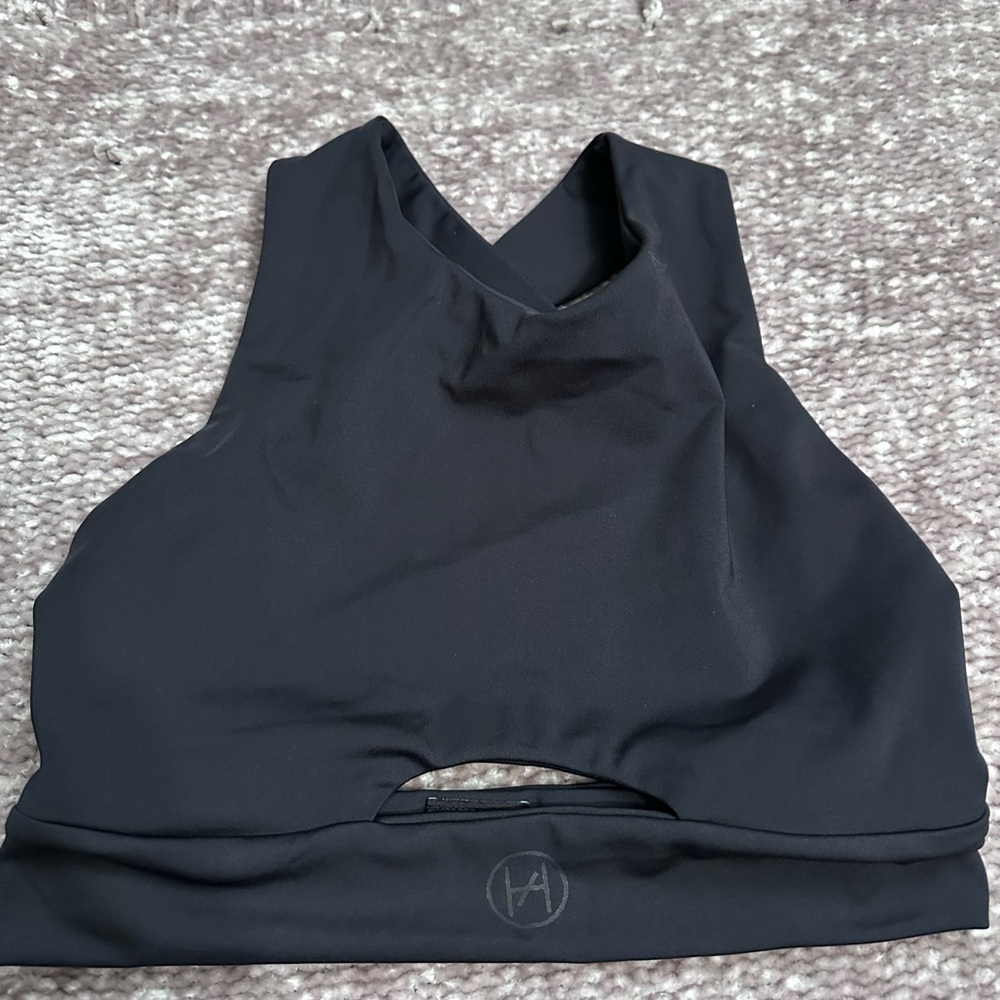 Sports bra, cross in back